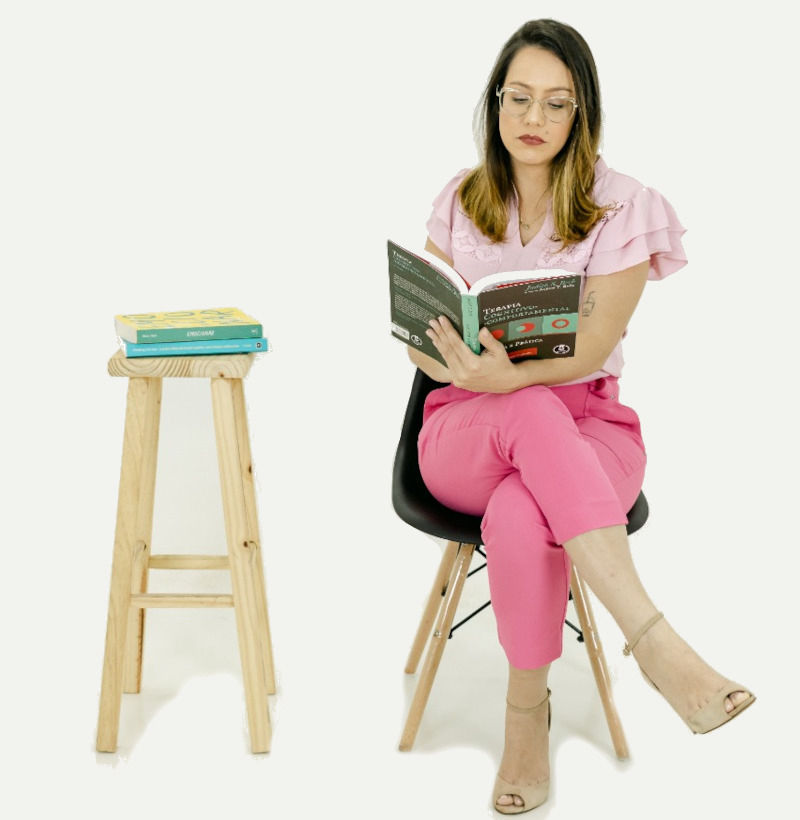 Larissa sentada lendo um livro